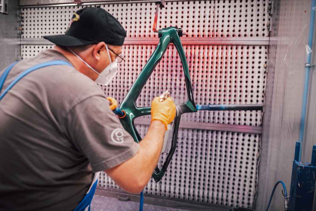 Rahmen, Gabel und teilweise sogar Lenker oder Sattelstütze lassen sich bei einigen Fahrradbauern in Wunschfarbe und - design veredeln.