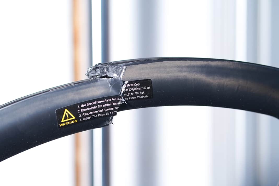 Kostet wenig, hält noch weniger: Produktfälschung von AliExpress als Kopie der originalen Bike Ahead Carbon-Felgen.