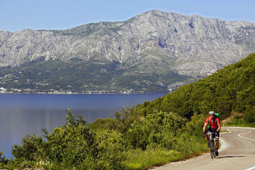 Was ist schöner: der Blick über die Inselwelt oder, wie hier, auf Festland und Biokovo-Gebirge?