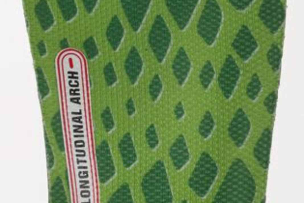 Specialized: High Performance BG
Footbed
Die Einlagen gibt’s in drei Varianten: für Neutral-, Senk-/Platt- und Hohlfuß. Per Fußabdruckmessung durch Wärmefolien wird der Fuß einer dieser drei Kategorien zugeordnet. Zusätzliche Stützkeile (shims), die beigelegt sind, sollen auch Fehlstellungen der Beine (X- oder O-Beine) ausgleichen. Ein zusätzliches Stützelement im Mittelfußbereich hebt das Fußgewölbe leicht an, der Fuß hat mehr Platz im Schuh.
Preis: 39,90 Euro
Bezug/Info: www.specialized.com
