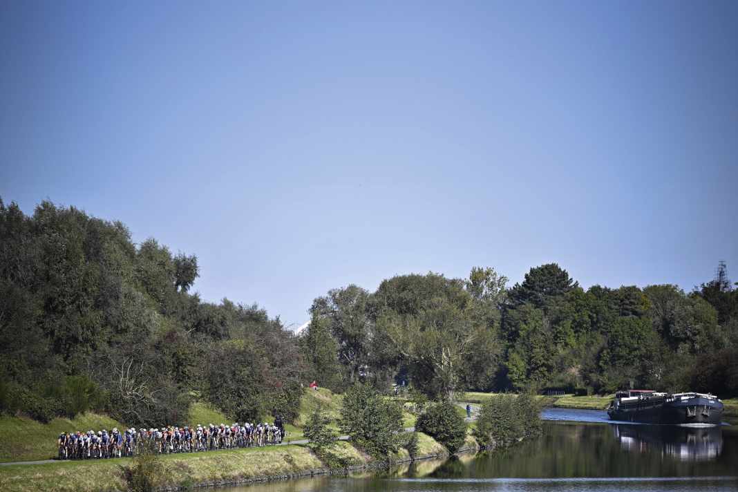 Am Kanal entlang: Malerische Kulisse, beinharte Rennen: Das Elite-Peloton der Frauen bei der Gravel-WM