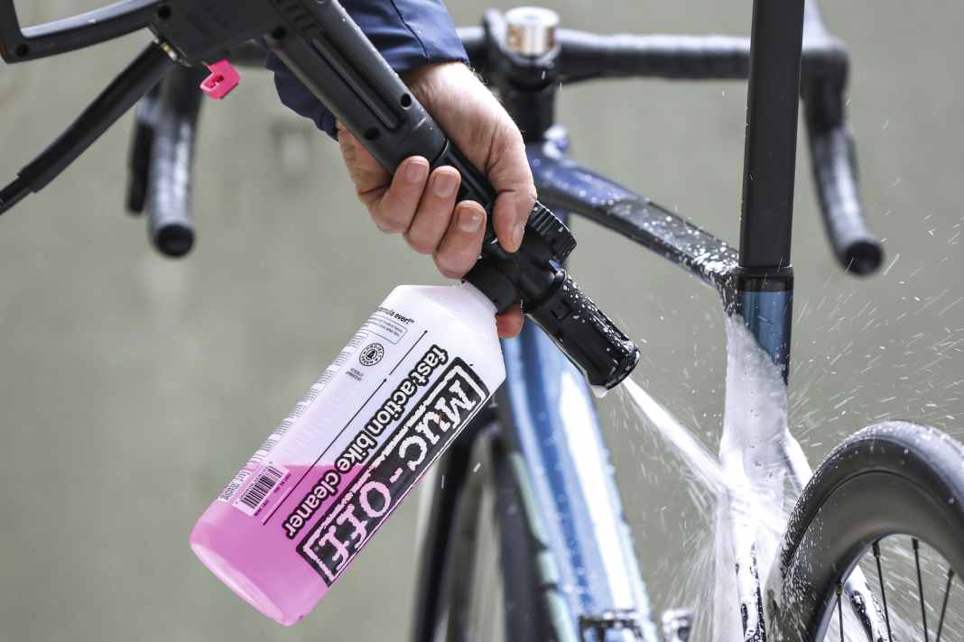 Staub, Schmodder, Dreck - wenn das Fahrrad mal wieder unterm Matsch versinkt, hilft ein guter Reiniger. Doch welche Produkte überzeugen?