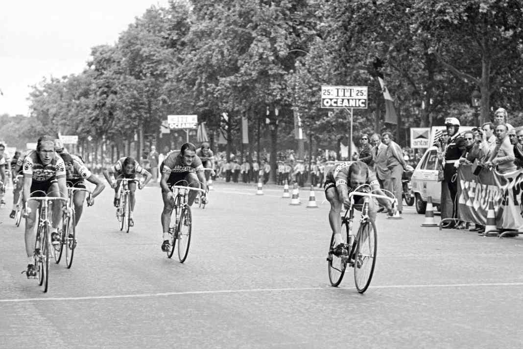 Premiere - Nach 27 Runden gewinnt Walter Godefroot den ersten Sprint auf den Champs-Élysées 1975 vor Robert Mintkiewicz (links), Gerben Karstens (links, verdeckt) und Regis Delepine (Mitte)