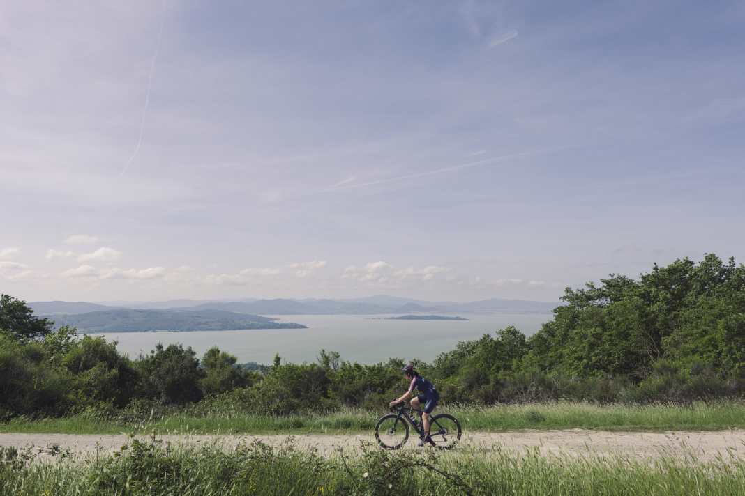 Schöne Aussichten: Rund um den Lago Trasimeno erschließt sich Gravelbikern ein feines Netz von Feld- und Schotterwegen