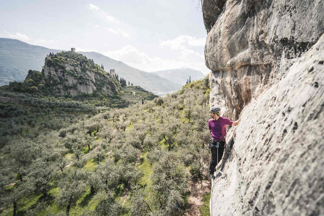 Arco ist die Heimat der Kletterer. Die Herausforderungen für Alpinisten finden sich bereits hinter dem Burgberg von Arco.