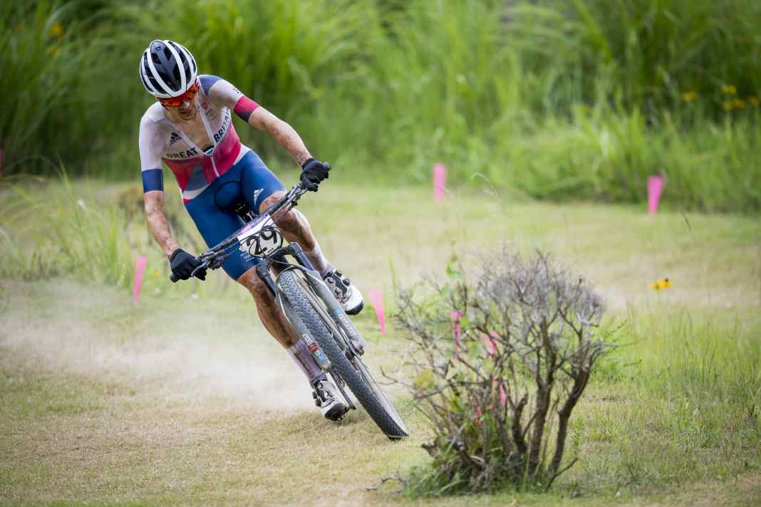 Auf Mountainbikes gibt es das olympische Cross-Country-Rennen, das Tom Pidcock bei den Herren ...
