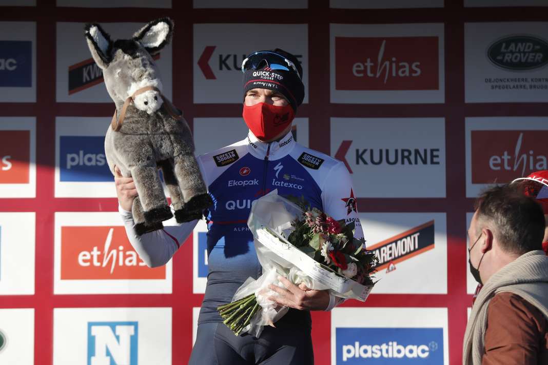 Da ist das Ding! Fabio Jakobsen freut sich über den Siegeresel bei Kuurne-Brüssel-Kuurne.
