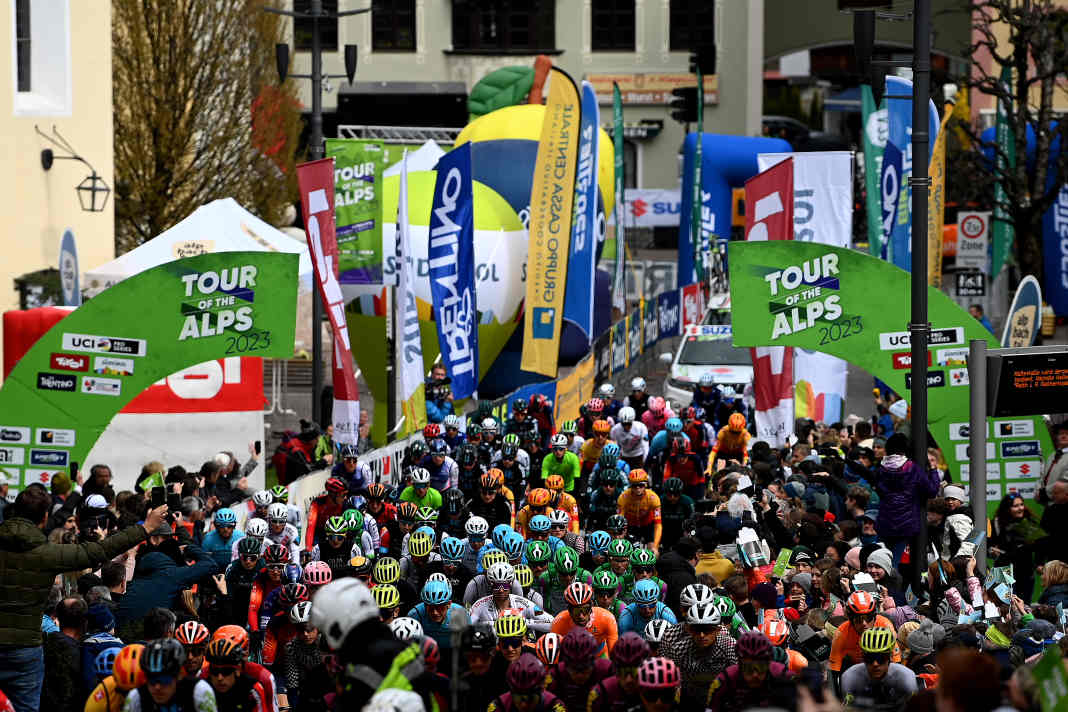 Das Peloton am Start der 2. Etappe der Tour of the Alps 2023 in Reith im Alpbachtal