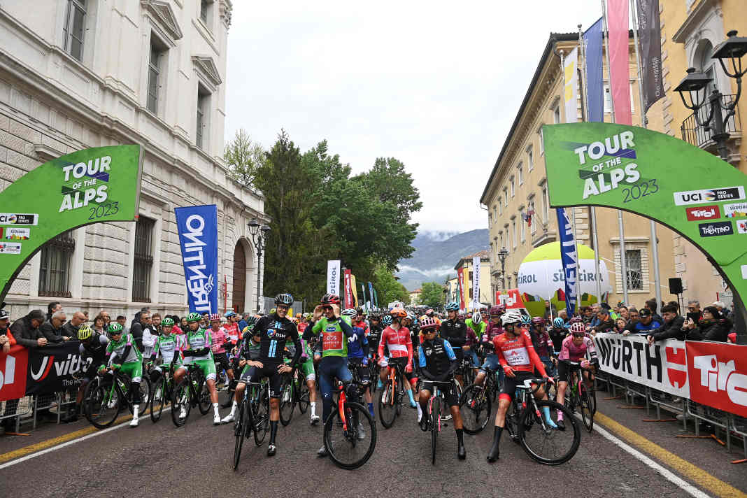 Das Peloton am Start der 4. Etappe der Tour of the Alps 2023 in Rovereto
