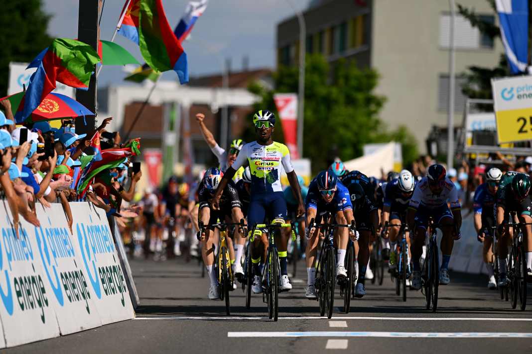 Biniam Girmay gewinnt die 2. Etappe der Tour de Suisse 2023 in Nottwil.