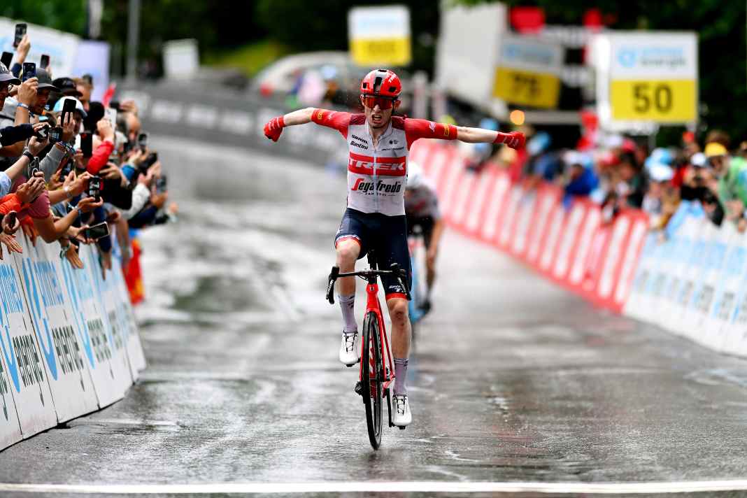 Mattias Skjelmose hat die 3. Etappe der Tour de Suisse von Tafers zur Bergankunft nach Villars-sur-Vallon über 144 Kilometzer für sich entschieden.