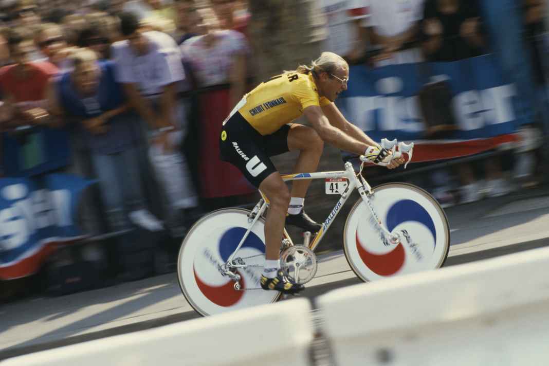 Mit wehendem Zopf in die Niederlage: Laurent Fignon beim abschließenden Zeitfahren der Tour 1989
