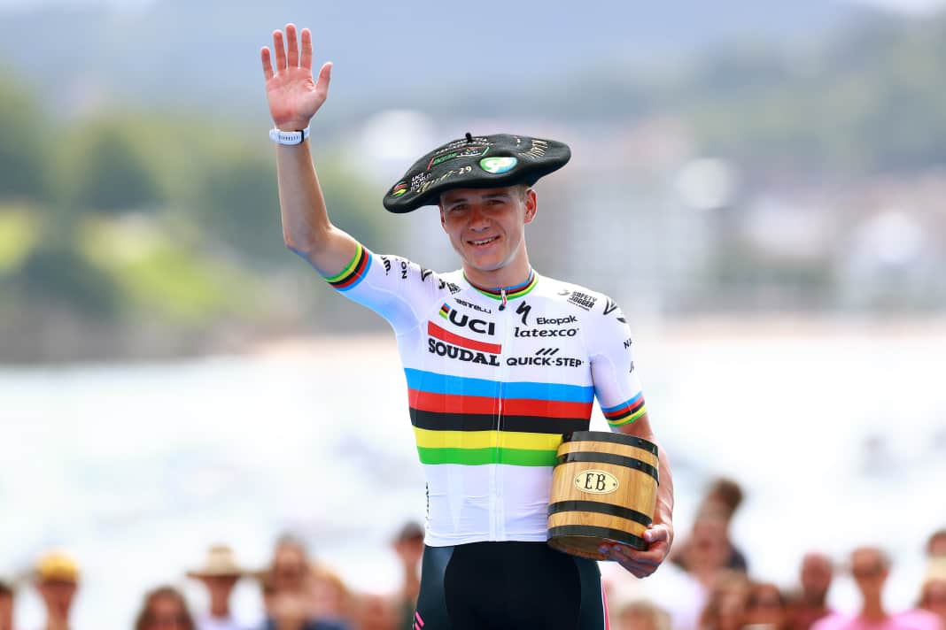 Remco Evenepoel gewann die Clasica San Sebastian in den Jahren 2019, 2022 und 2023. Er ist damit Rekordsieger des Rennens