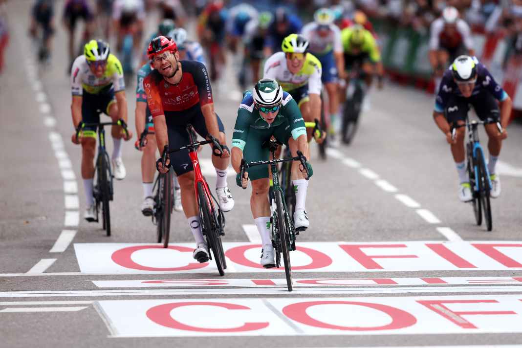 Kaden Groves hat die Schlussetappe der Vuelta gewonnen - allerdings nicht in einem klassischen Massensprint, sondern nach einer 40 Kilometer langen Flucht aus einer Gruppe heraus.