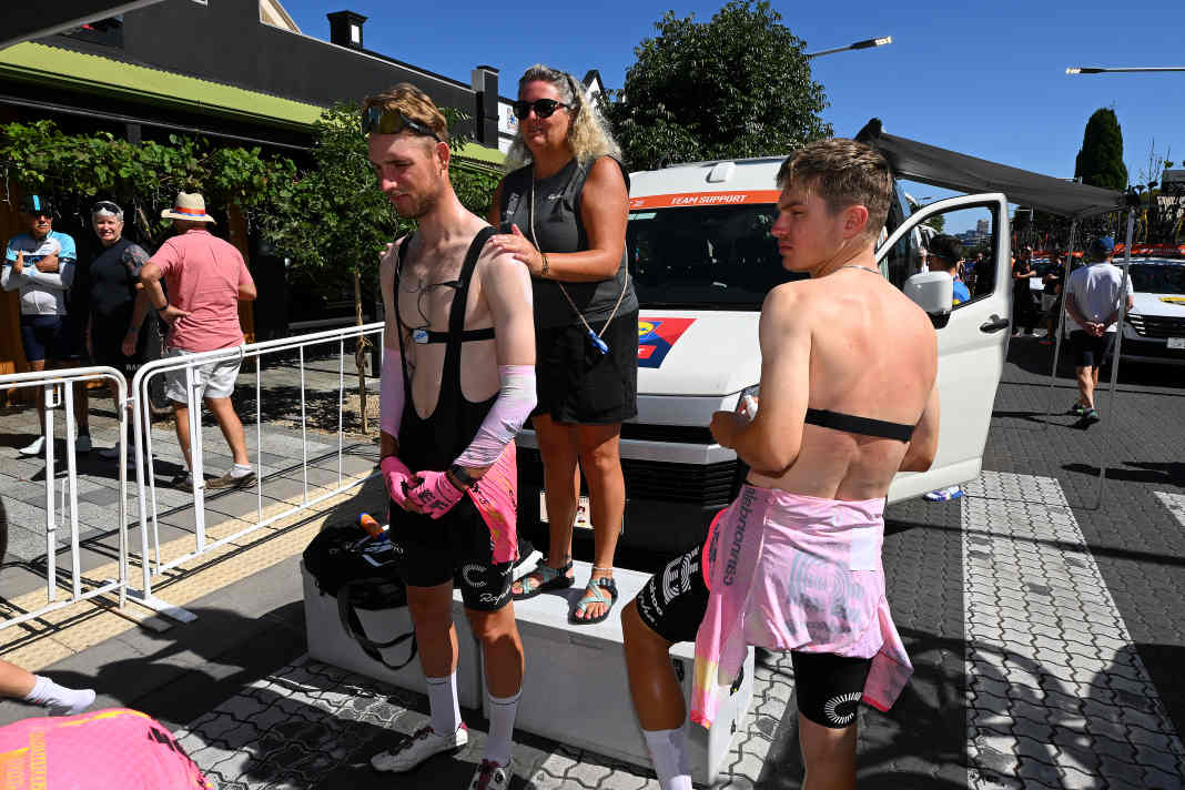 Abschließende Vorbereitungen vor dem Start der letzten Etappe: Für Jonas Rutsch gibt's noch eine Portion Sonnencreme.