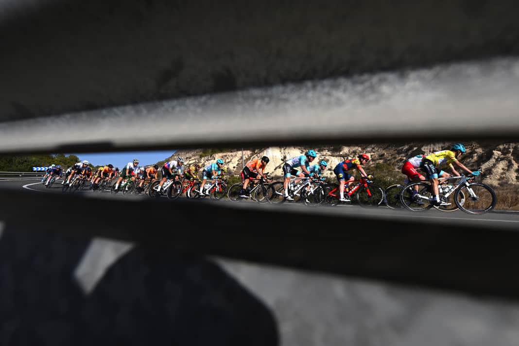 Den Durchblick bewahren: Das Peloton bei der Valencia-Rundfahrt, hier auf der 3. Etappe, 2. Februar 2024.