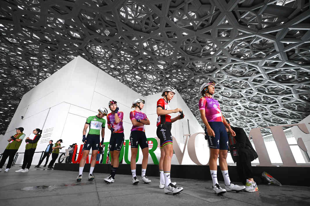 Im Louvre von Abu Dhabi präsentierten sich die Teams vor dem Start der letzten Etappe.