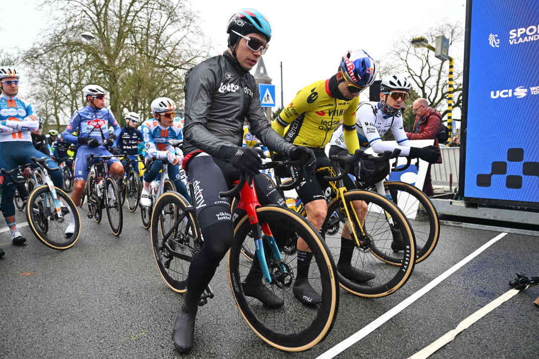 Omloop het Nieuwsblad eröffnete die Klassikersaison 2024. Mit Wout van Aert (Mitte), Arnaud De Lie (links) und Christophe Laporte (rechts) war viel Prominenz dabei