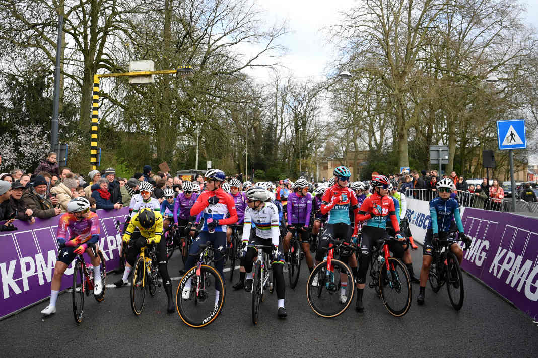 Los ging Omloop het Nieuwsblad 2024 in Gent. Lotte Kopcky (Mitte) war am heutigen Tag die Top-Favoritin