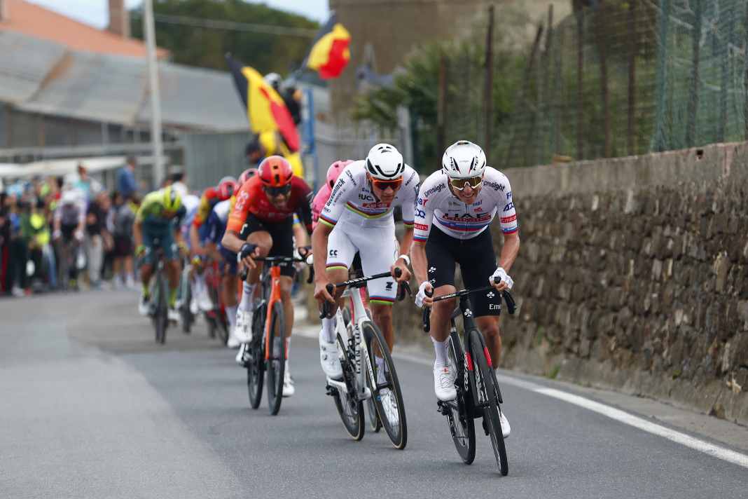 Erster Höhepunkt: In diesem Jahr will Tadej Pogačar Mailand-San Remo gewinnen; im Vorjahr kämpfte er gegen Mathieu van der Poel und Filippo Ganna und belegte am Ende Rang drei.