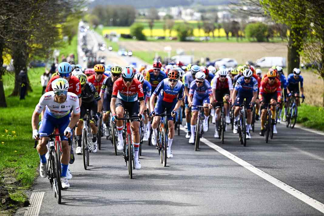 Bei Paris-Roubaix 2024 standen 260 Kilometer auf dem Programm, von Beginn an gab es Attacken. Das Tempo war sofort hoch