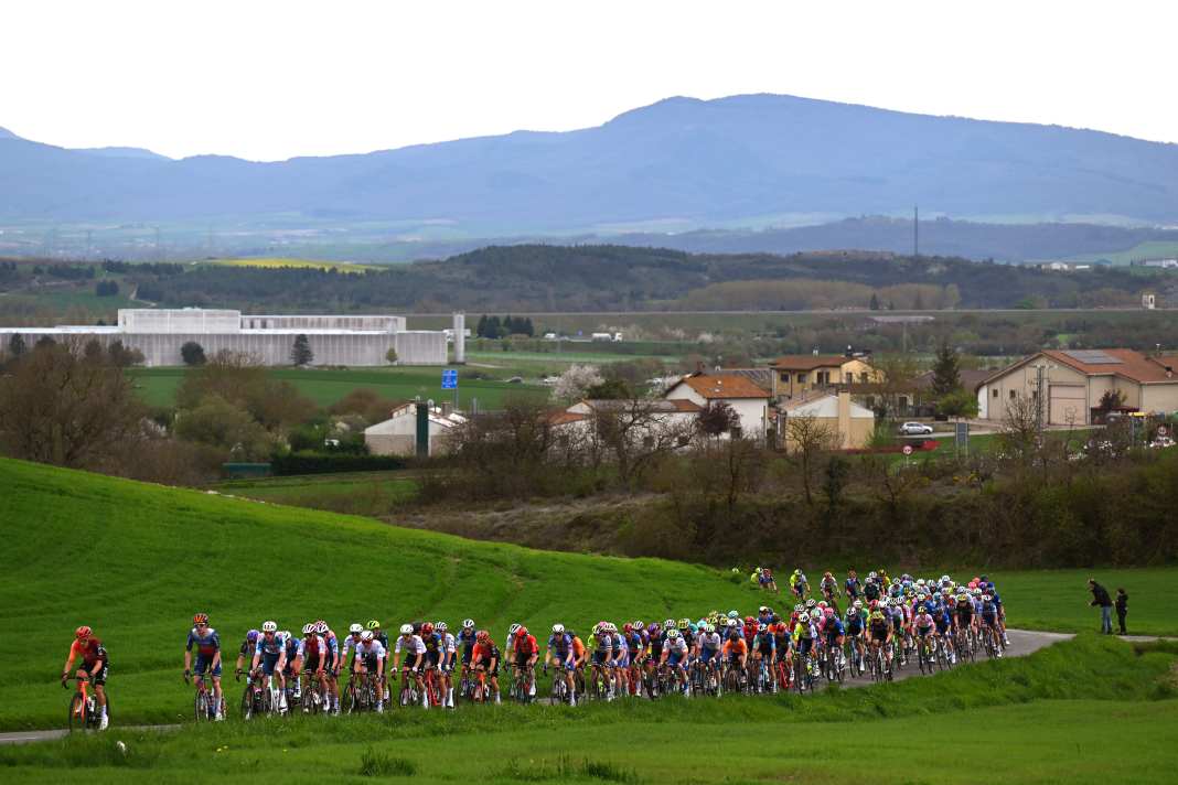Auf der 5. Etappe der Baskenland-Rundfahrt 2024 war das Peloton nach den schweren Stürzen vom Vortag ausgedünnt