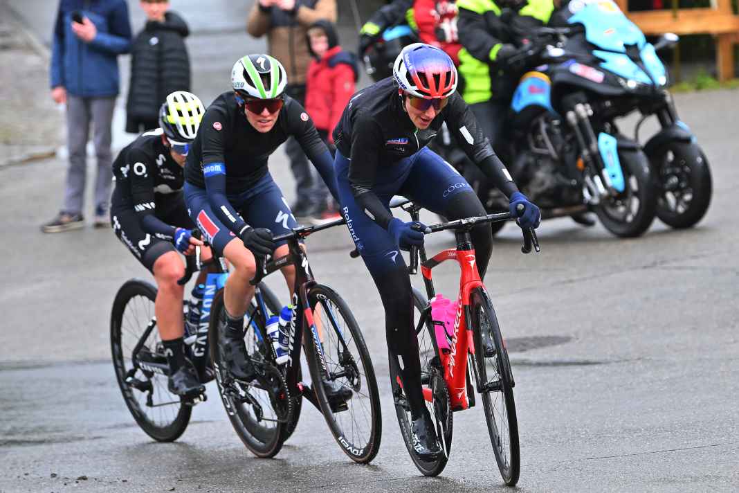 Beim Fleche Wallonne der Frauen setzen sich zunächst drei Ausreißerinnen ab: Elena Hartmann (Roland), Julie van de Velde (AG Insurance - Soudal Team) und Sara Martin (Movistar)