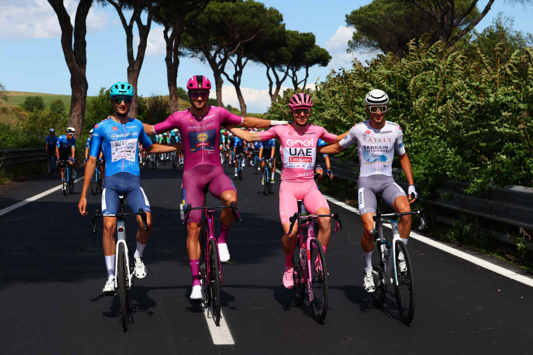Zu Beginn der 21. Etappe des Giro d'Italia 2024 durften sich einige Teams und Fahrer präsentieren. So auch die Gewinner der unterschiedlichen Wertungen: Giulio Pellizzari, Jonathan Milan, Tadej Pogacar und Antonio Tiberi (von links nach rechts)