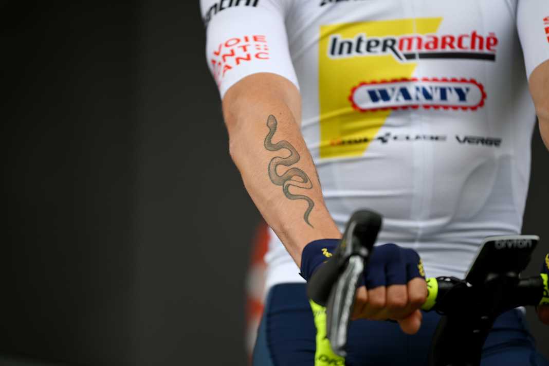 Beim französischen Radprofi Hugo Page (hier beim Criterium du Dauphine 2024) sind Schlangen angesagt