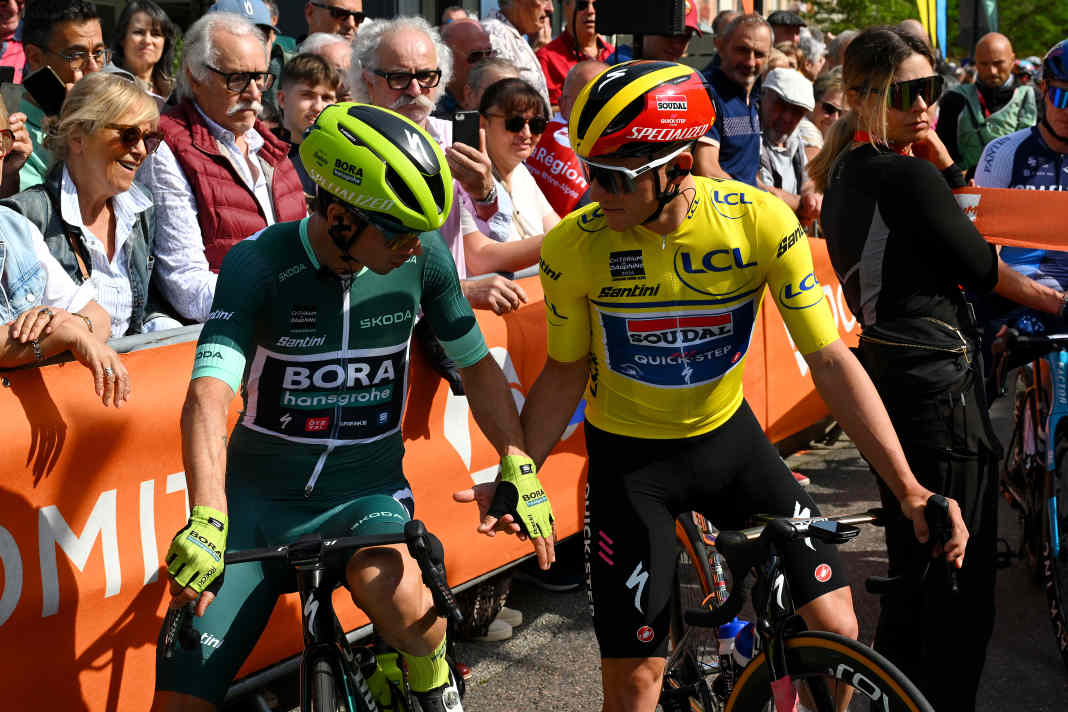 Bei der 5. Etappe des Criterium du Dauphine 2024 durfte Remco Evenpoel (rechts) erstmalig das Trikot des Gesamtführenden tragen