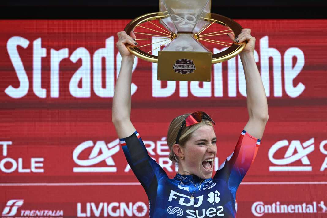 Da fiel jede Menge Druck ab: Demi Vollering hat zum zweiten Mal nach 2023 Strade Bianche gewonnen.