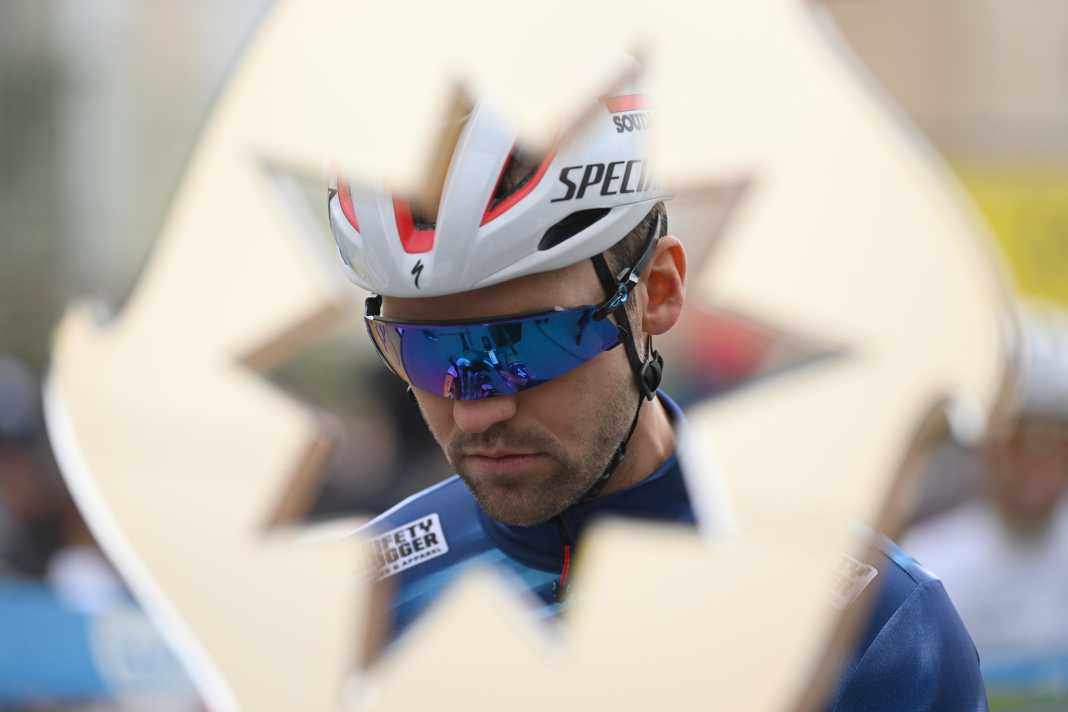 Um diesen Pokal geht es. Und der Mann im Hintergrund, Maximilian Schachmann, hat ihn schon zweimal gewonnen.