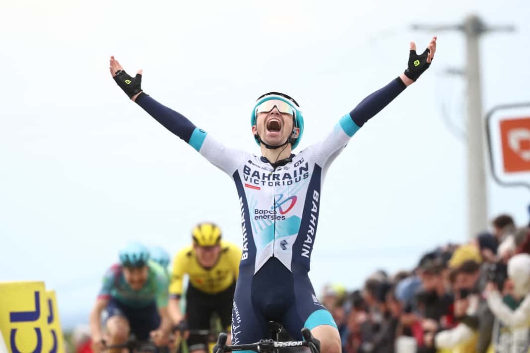 Lenny Martinez (Bahrain – Victorious) feiert den Sieg der 5. Etappe.