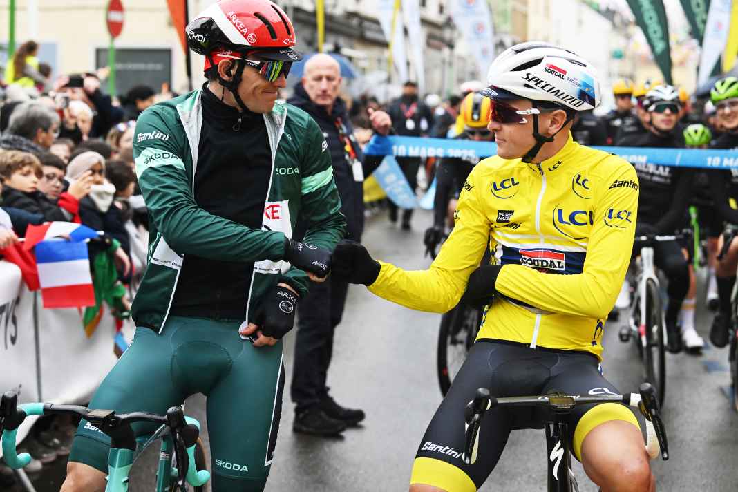 Arnaud Démare (v.l.) und Tim Merlier vor dem Start der 2. Etappe. In langer warmer Kleidung. Denn es war zunächst ziemlich feucht.