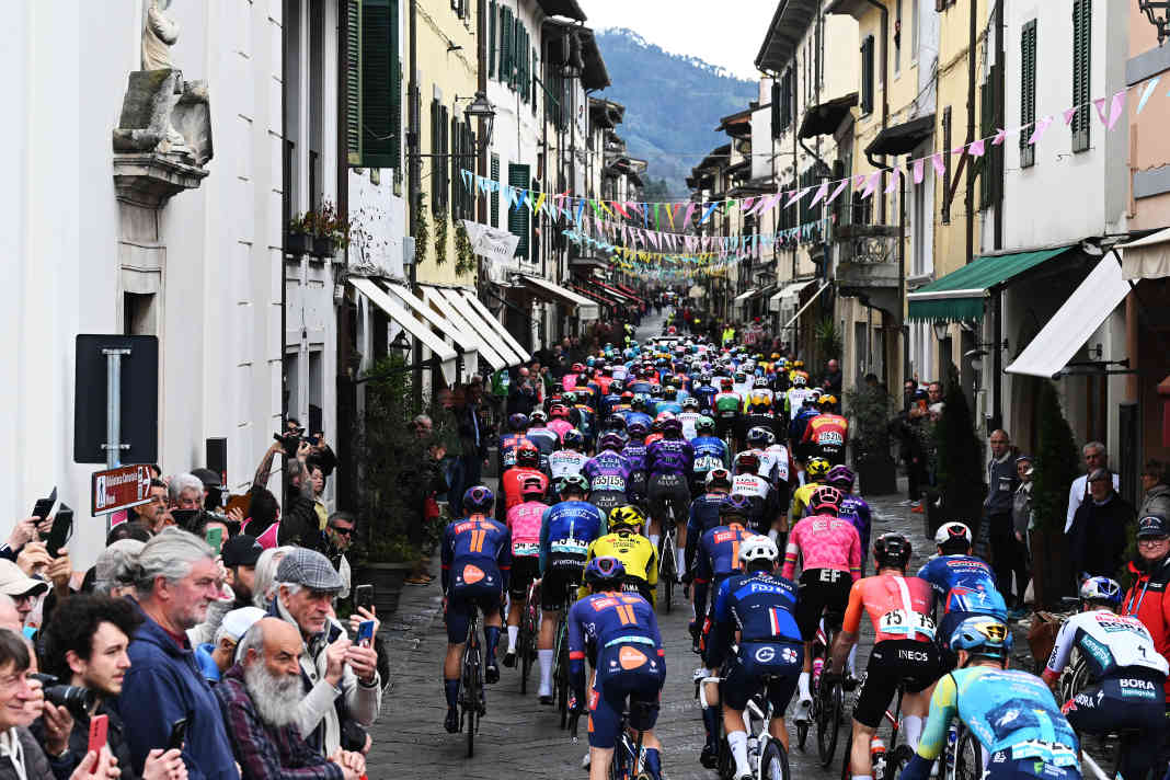 Die 2. Etappe von Tirreno-Adriatico 2025 startete in Camaiore und sollte in einem Massensprint enden