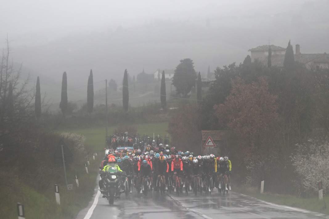 Die gesamte 3. Etappe von Tirreno-Adriatico über regnete es. Für die Fahrer war es ungemütlich