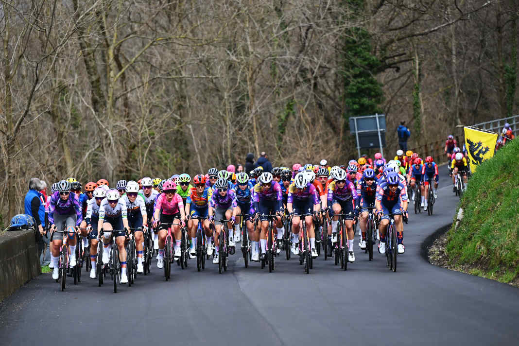 Zu Beginn der Trofeo Alfredo Binda 2025 herrschte Ruhe vor dem Sturm. Lange war das Peloton vollständig