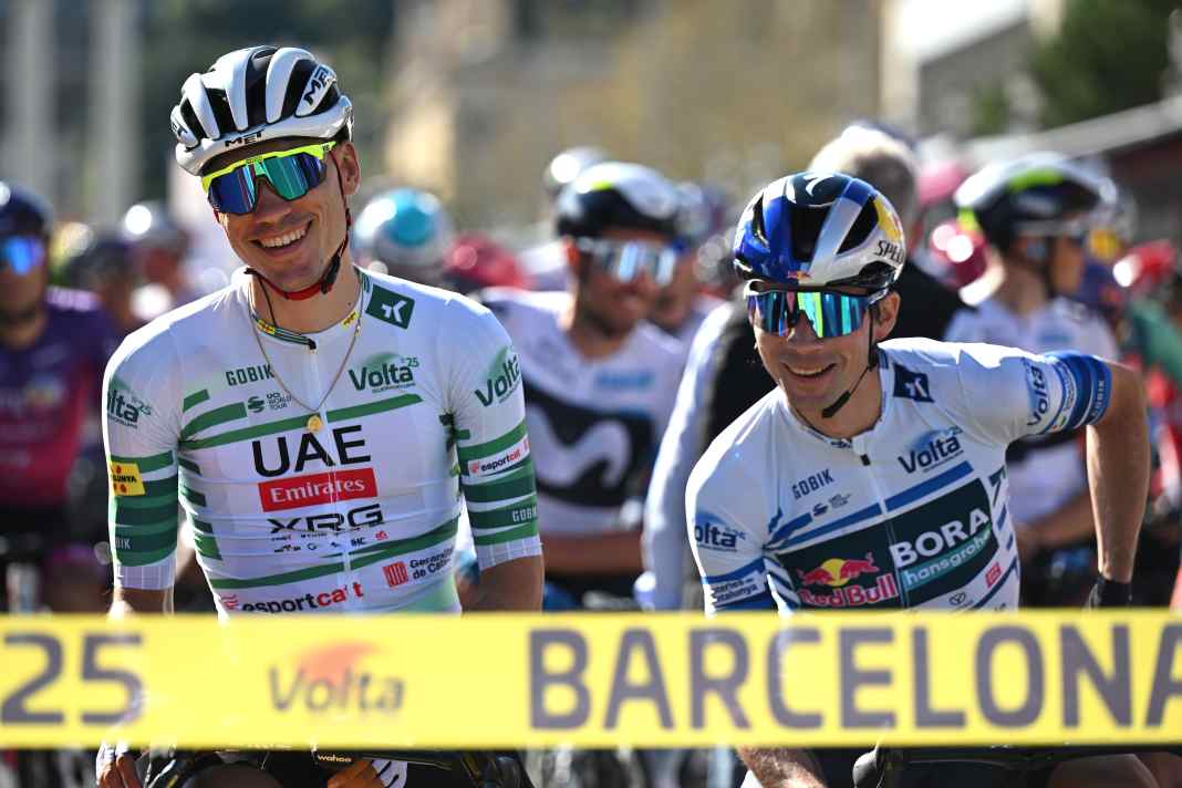 Gute Laune zum Beginn der Schlussetappe sowohl bei Juan Ayuso (l.) als auch bei Primoz Roglic. Der Spanier hatte mit einer Sekunde die Nase vorne.