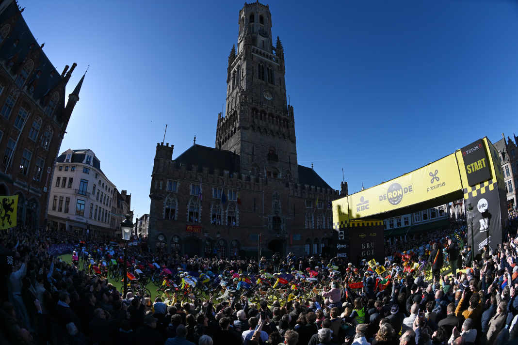 Die Flandern-Rundfahrt 2025 startete in Brügge unter sonnigen Bedingungen