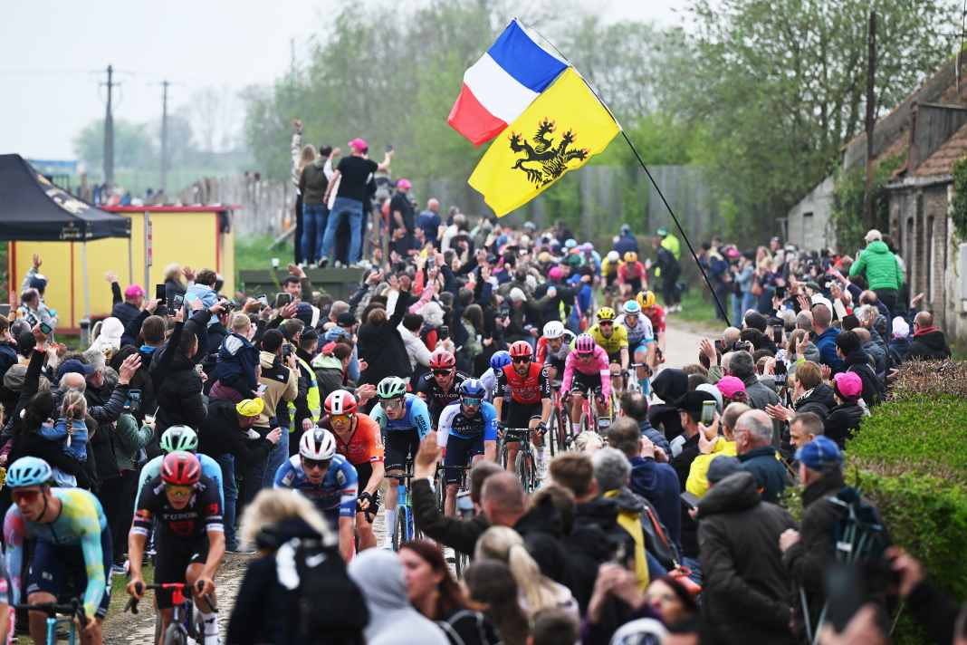 Bei Paris-Roubaix werden die Fahrer wie gewohnt von zahllosen Fans angefeuert