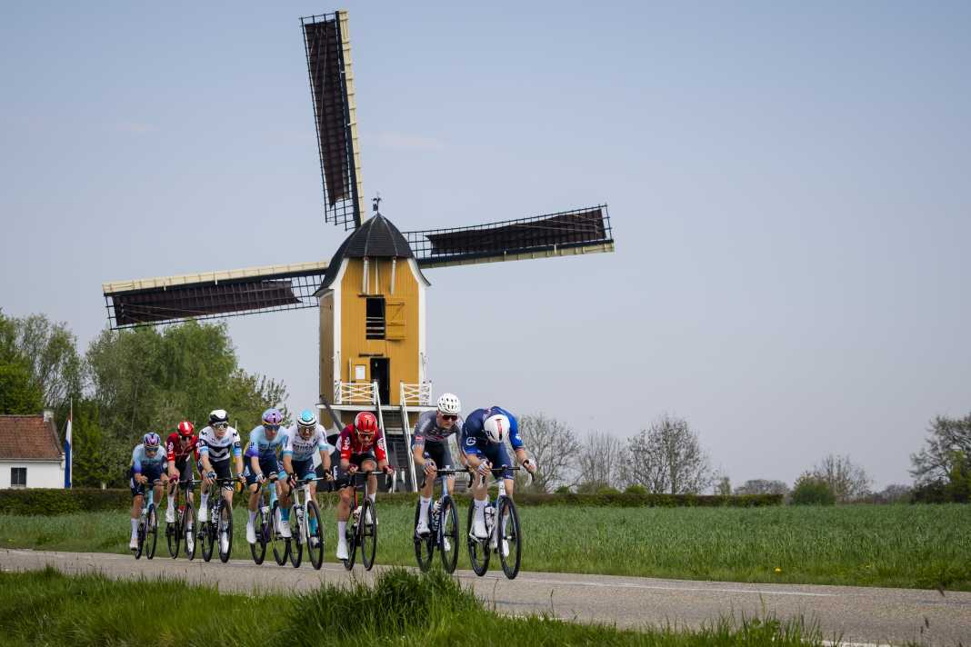 Zu Rennbeginn bildete sich beim Amstel Gold Race 2025 eine Ausreißergruppe. Mit dabei: Michel Heßmann