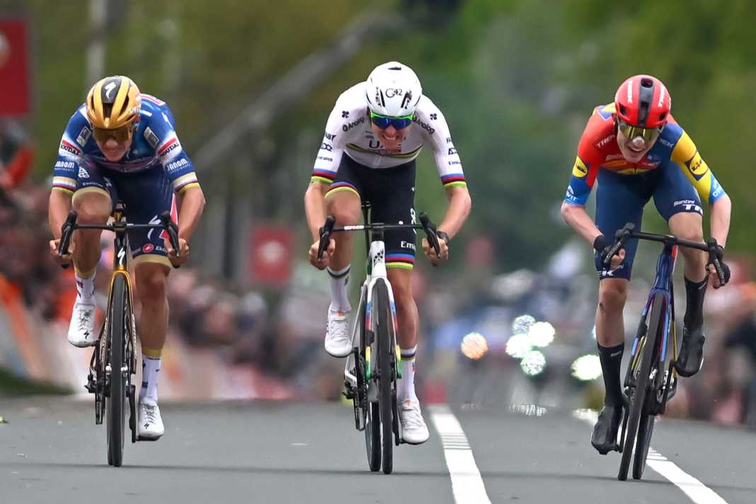 Beim Flèche Wallone der Männer könnte es erneut auf einen Dreikampf zwischen Remco Evenepoel (links im Bild), Tadej Pogačar (Bildmitte) und Mattias Skjelmose (rechts) wie schon beim Amstel Gold Race hinauslaufen