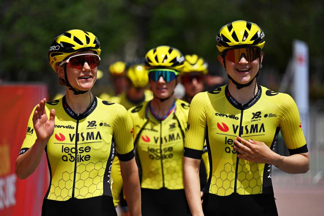 Trotz des verpatzten Zeitfahrens am Vortag herrschte bei Visma | Lease a Bike vor dem Start der 2. Etappe wieder gute Laune. Offenbar wussten die Frauen da bereits, dass es für sie ein guter Tag werden würde.