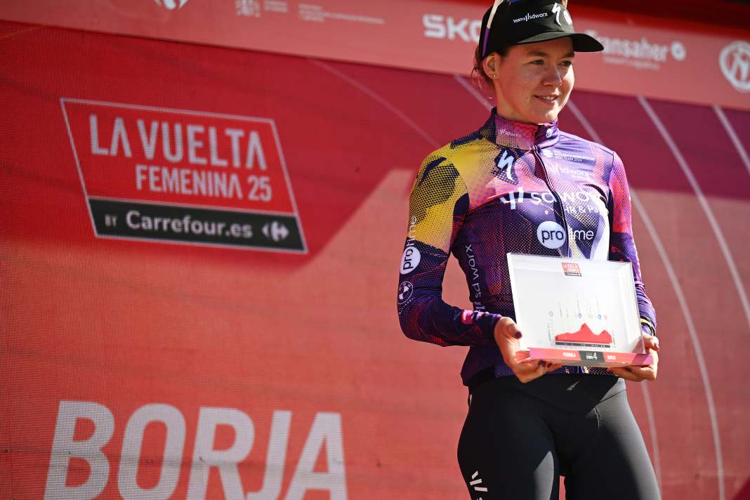 Ein kleines Lächeln konnte sie sich dann doch abringen. Auch wenn es nicht so aussieht: Anna van der Breggen hat den ersten Sieg seit ihrem Comeback gefeiert. Die Niederländerin gewann die 4. Etappe der Vuelta Femenina ...