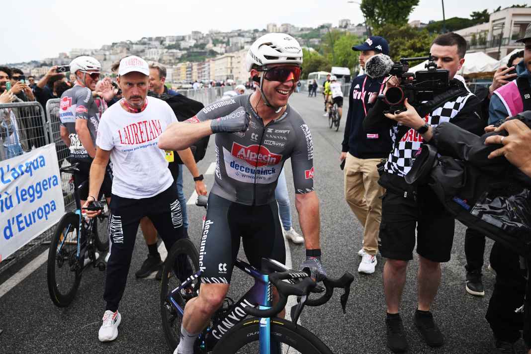 Kaden Groves (Alpecin – Deceuninck) jubelt über den Sieg auf der 6. Etappe.