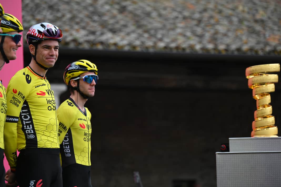 Offenbar wusste Wout van Aert schon am Start, dass es ein guter Tag für ihn werden würde. So lässt sich jedenfalls sein verschmitzes Lächeln deuten.