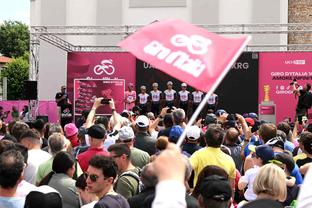 Gutes Wetter und gute Laune vor dem Start der 15. Etappe über den Monte Grappa.