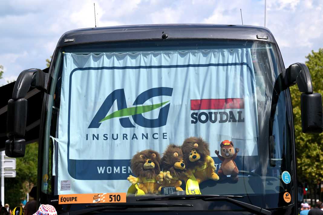 Es wird langsam eng im Mannschaftsbus von AG Insurance - Soudal. Drei Löwen fürs Gelbe Trikot und ein Hörnchen für den Tagessieg haben bereits hinter der Frontscheibe Platz genommen.
