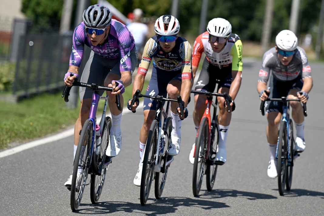 Schon kurz nach dem Start in Zakopane machten sich vier Profis auf den Weg, den Tag zu bestimmen: Patrick Gamper, Martin Svrcek, Huub Artz und Jensen Plowright.