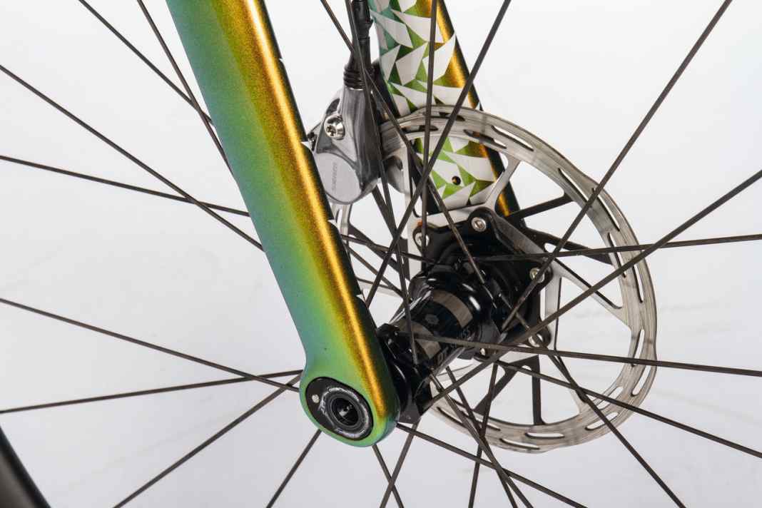 Das Cervelo lässt verschiedene Laufräder und Reifenbreiten zu. Das Lenkverhalten kann über ein drehbares Insert im Gabelausfallende angepasst werden.
